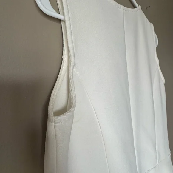 EUC NEW Simply Styled Cream Sleeveless Top Stretchy Ribbed V Neck Fitted Tank - Picture 9 of 9
